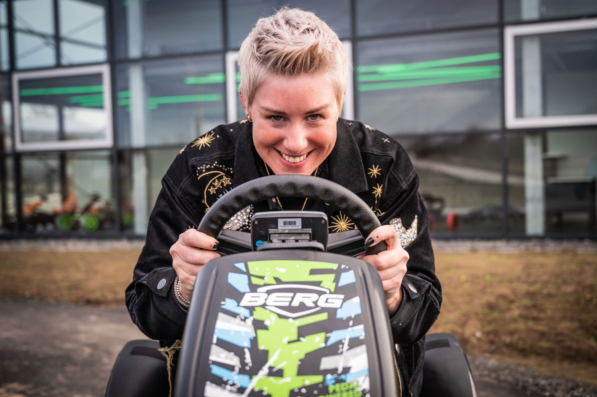 Erste Fahrt auf der Gokart Teststrecke mit einem BERG Elektrogokart, Das Magazin bietet Gokart-Fahrspaß für jedes Alter.