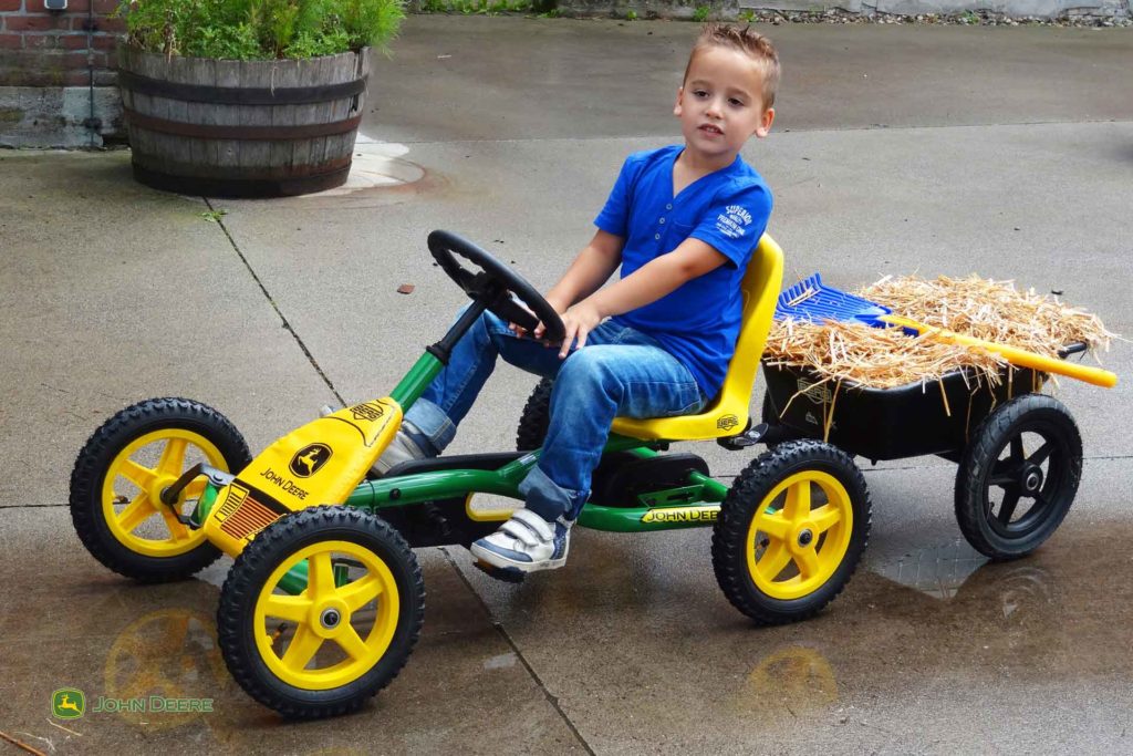 Traktoren für Kinder: das BERG Buddy John Deere Pedal-Gokart mit Trailer