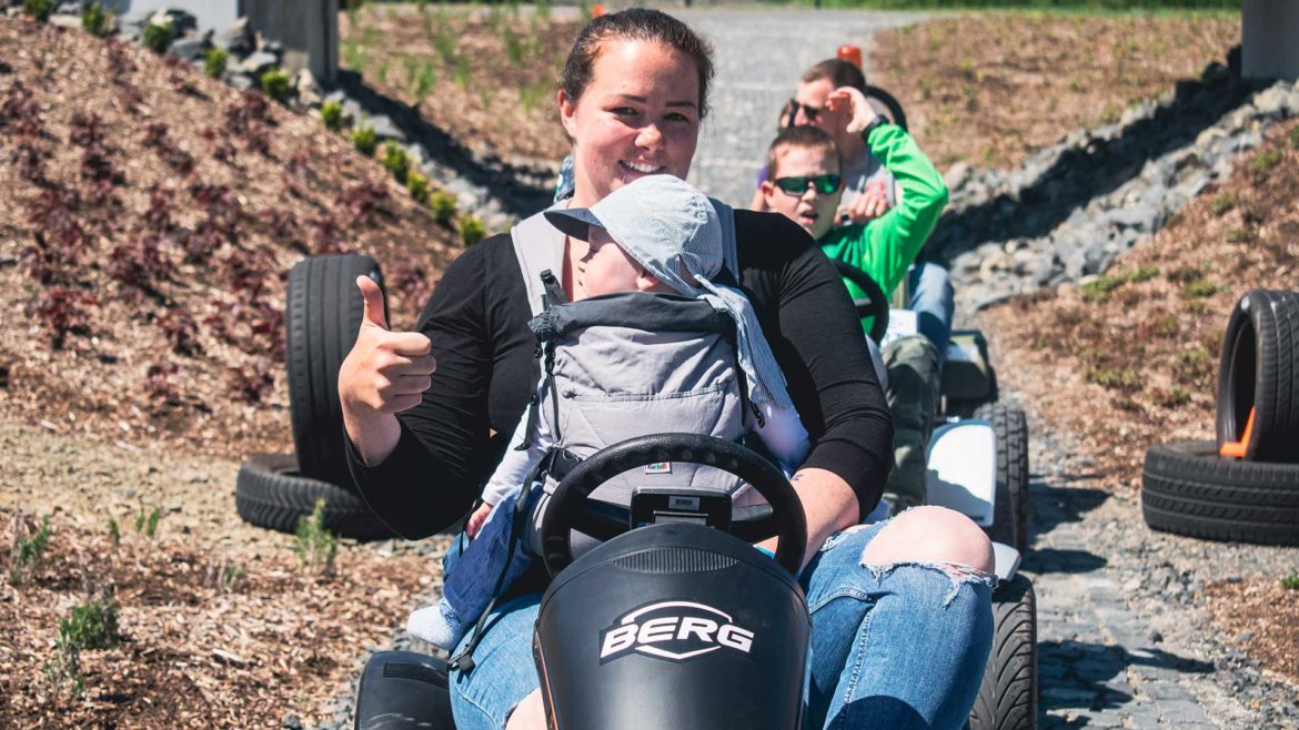 Top: Mit dem BERG Gokart geht Sport auch mit Baby im Tragetuch.