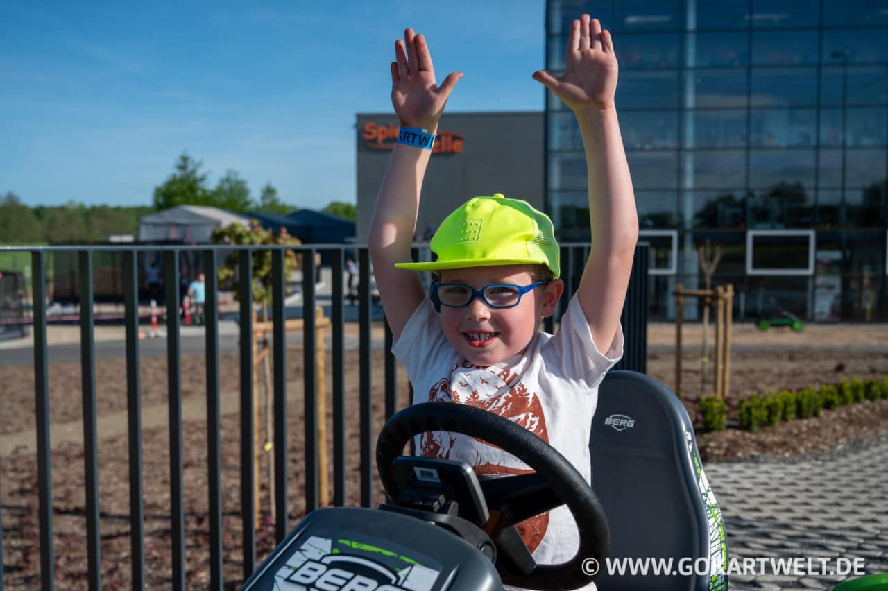 gokartwelt berg gokart laufrad testrecke romrod eroeffnung 1428 Europas größte Gokart-Teststrecke: 842 Bilder der Eröffnungsfeier