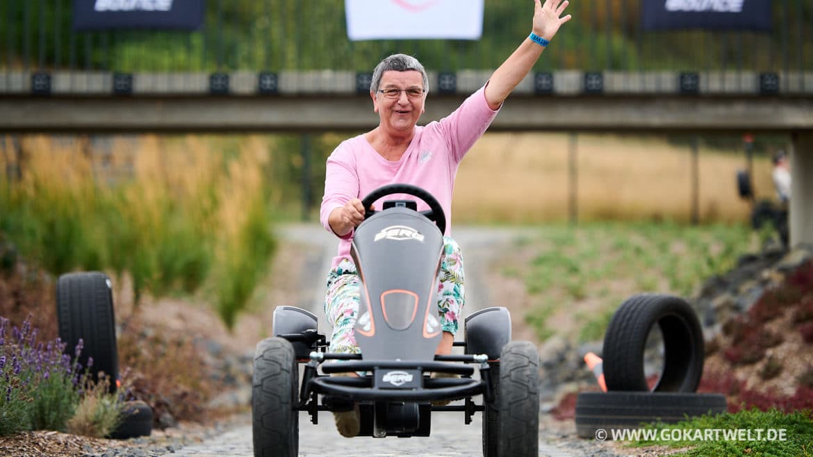 coole omas fahren gokart in romrod