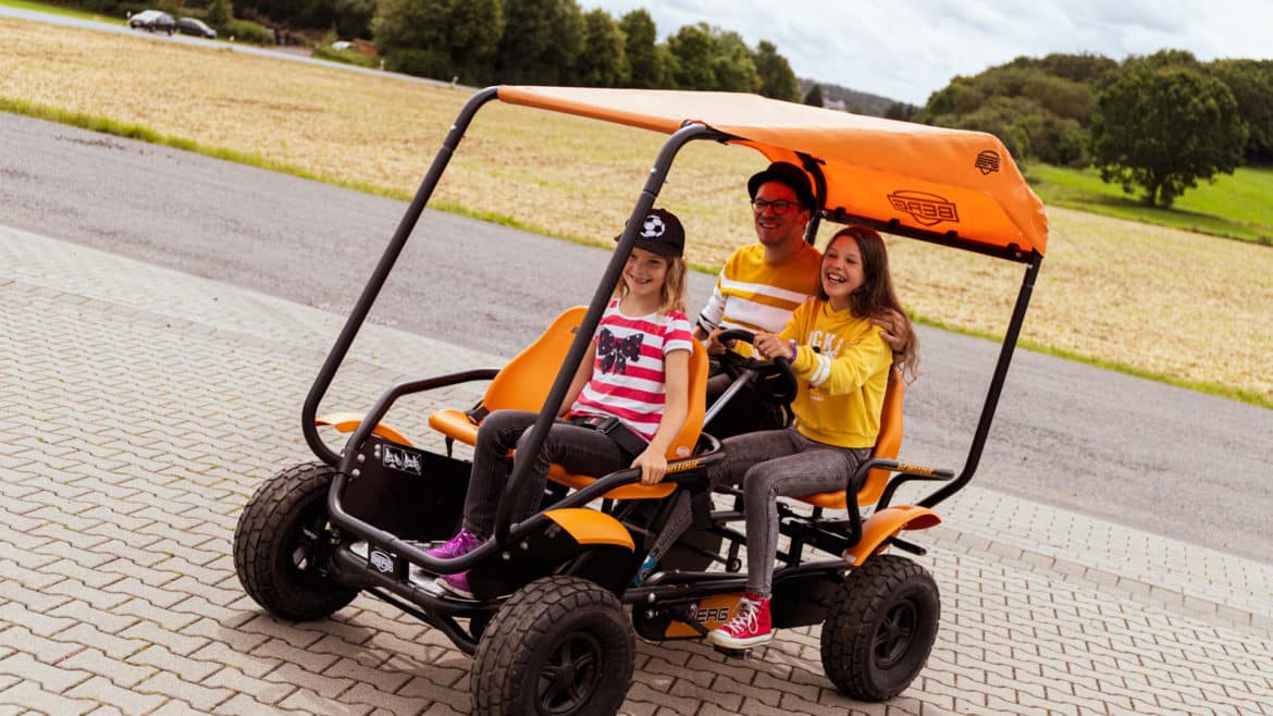 gokart-verleih familie auf dem campingplatz