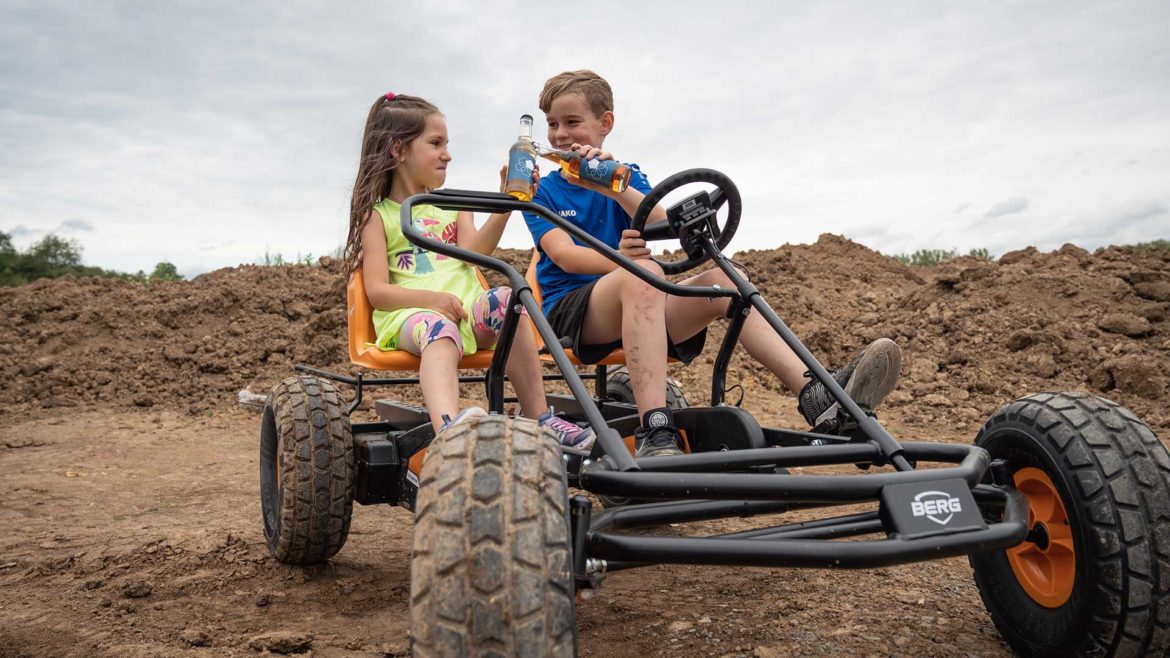 Kinderspiele-draussen-mit-Pedal-Gokart-Beitragsbild Kinderspiele draußen Herbst mit Pedal-Gokart