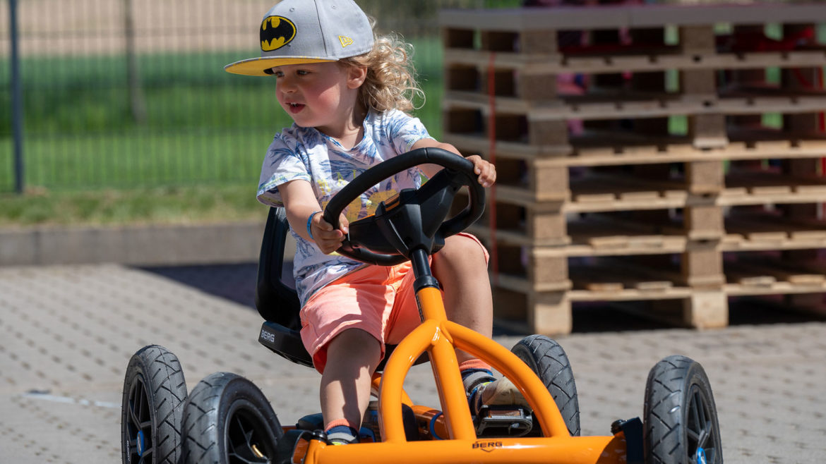 Das BERG Buddy Pedal-Gokart überzeugt unter anderem mit kleinem Wendekreis, um schnell durch scharfe Kurven zu flitzen.