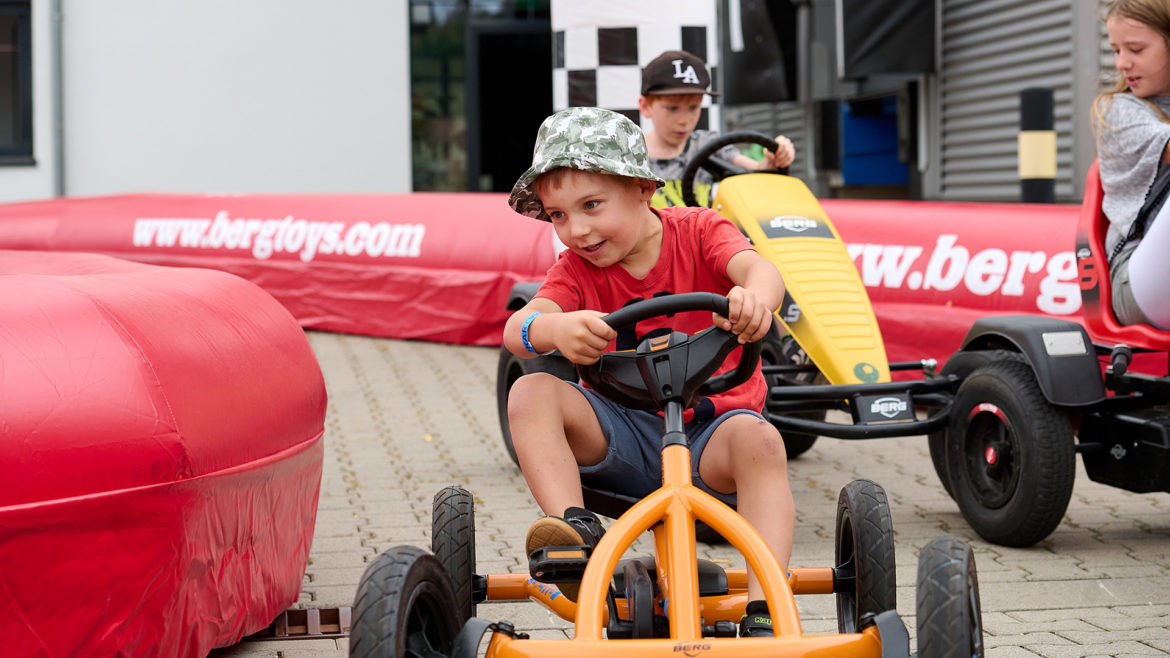buddy-gokart-b-orange-beitragsbild Das Buddy-Gokart ist das perfekte Geschenk für Kids von 3 bis 8 Jahre, weil es besonders robust und langlebig ist.