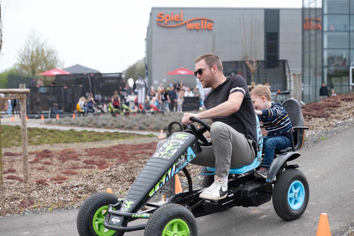 Papa und Sohn fahren auf einem BERG XXL Gokart