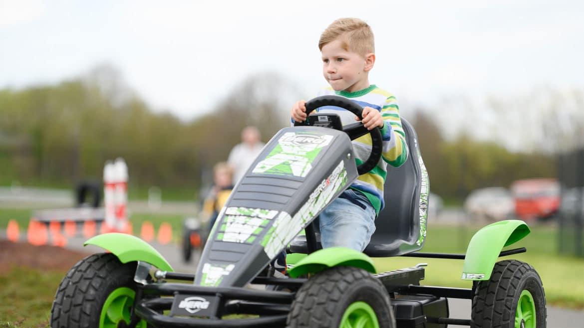 GOKARTWELT Held Juni testet E-Gokart.
