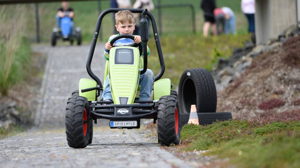GOKARTWELT Held auf Kindertraktor-Gokart