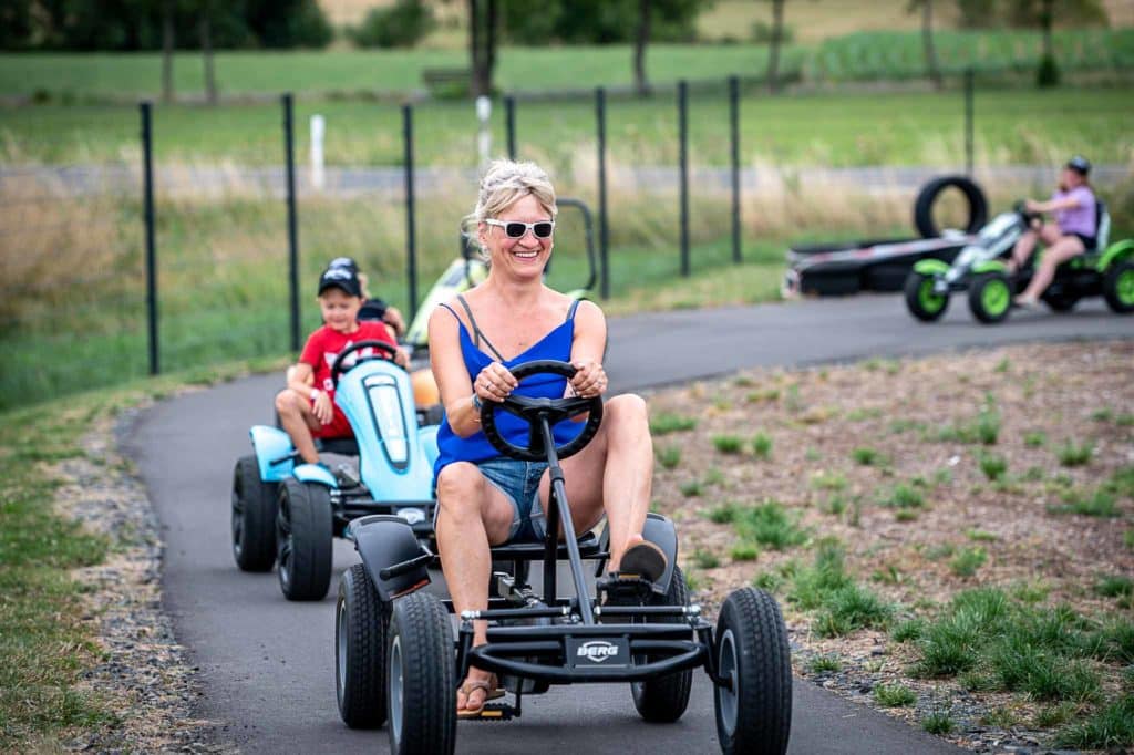 3. BERG EXPERIENCE DAY am 15. Juli 21023 in Romrod: Mama hat Spaß auf dem Pedal-Gokart