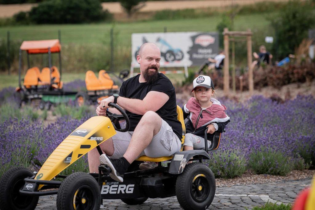 3. BERG EXPERIENCE DAY am 15. Juli 21023 in Romrod: Papa und Tochter on tour auf dem Pedal-Gokart.