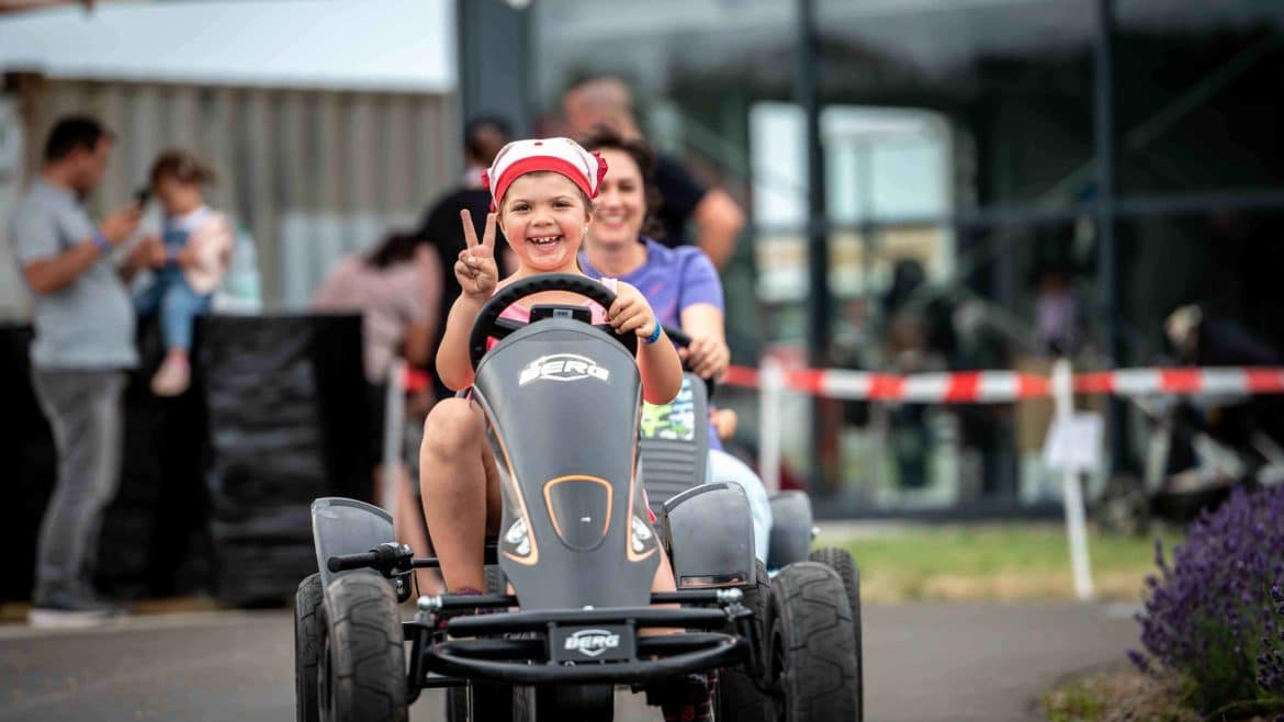 GOKARTWELT-Heldin August auf dem BERG XXL Hybrid E-BFR-3-Pedal-Gokart.