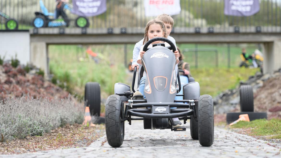 GOKARTWELT-Helden-auf-E-Gokart GOKARTWELT-Helden Oktober 2023 genießen die gemeinsame Fahrt auf dem E-Gokart: dem BERG XXL BLack Edition E-BFR-3-Pedal-Gokart