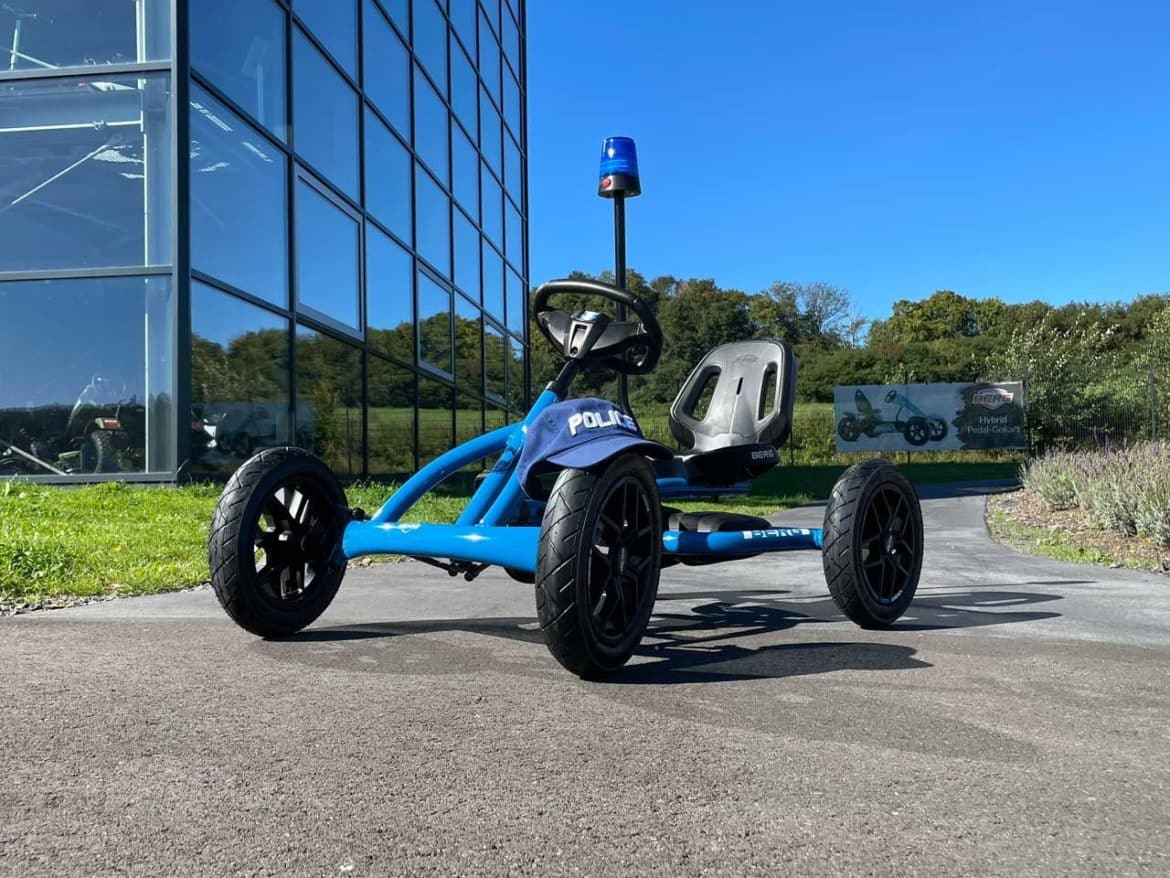 Das Polizeiauto für Kinder ab 3 Jahren: Das BERG Buddy Blue 2.0 Pedal-Gokart mit Blaulicht, Sirene und Polizeikappe ist ideal für kreative Spiele.