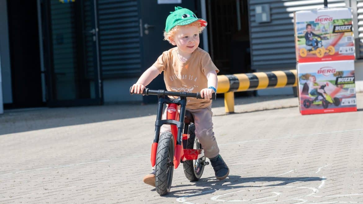 Kleiner Junge fährt BERG Biky