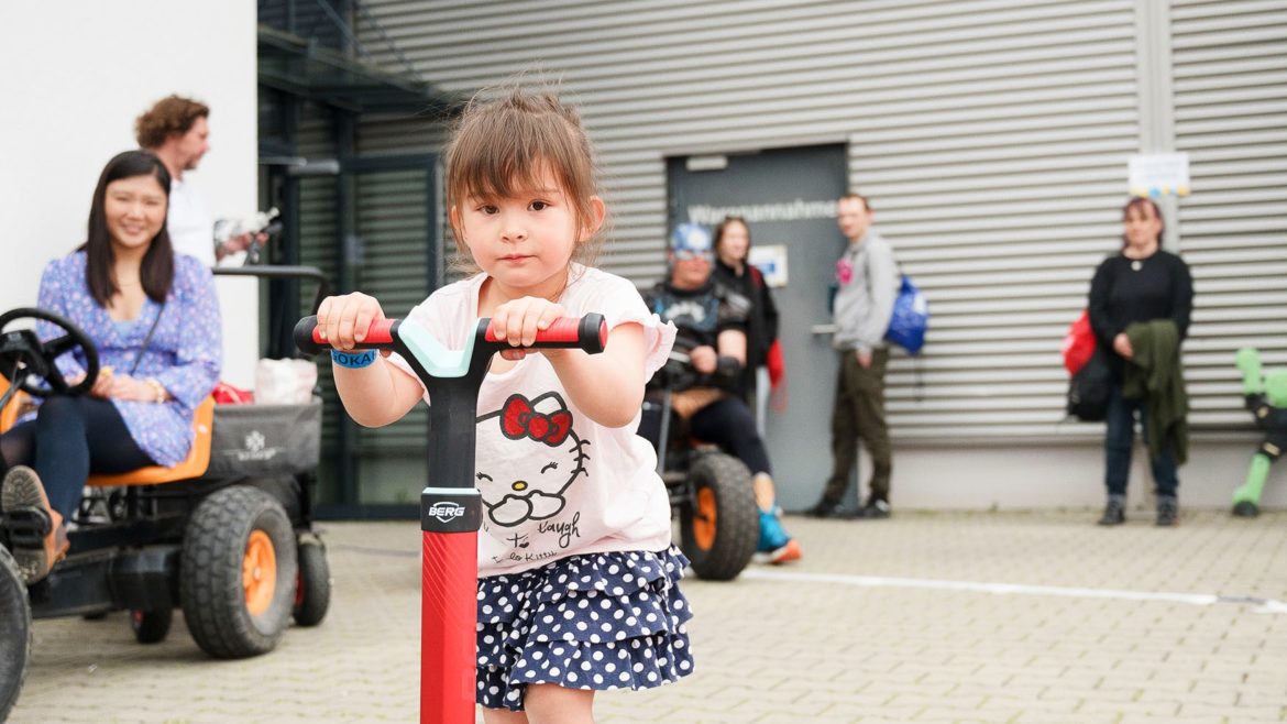 Kleines Mädchen auf BERG Nexo Kinderroller.
