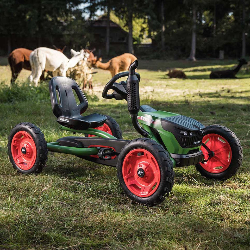 Das BERG Buddy Fendt Pedal-Gokart steht draußen auf der Wiese.